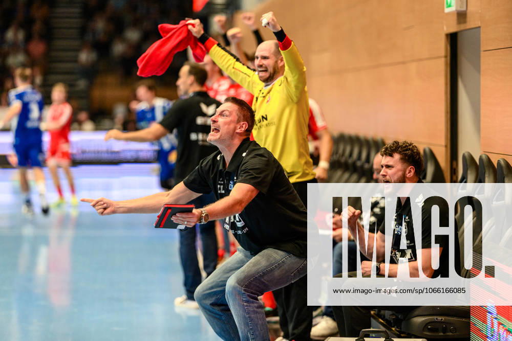 Bench of MT Melsungen in jubilation, lead for Melsungen in the 46th minute GER, Thuringia, ThSV Eisenach against MT Melsungen, 1 Daikin Handballbundesliga, Handball, Matchday 3, Season 2025 2026, 07 09 2025 GER, Thuringia, ThSV Eisenach against MT Melsungen, 1 Daikin Handballbundesliga, Handball, Matchday 3, Season 2025 2026, 07 09 2025 Eisenach