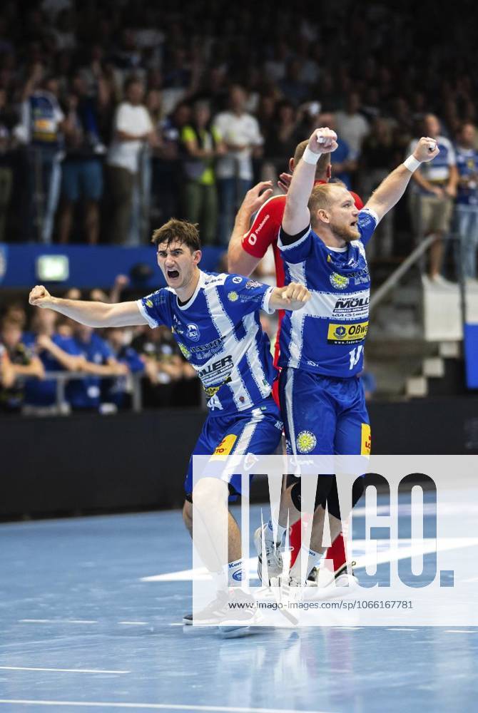 DAIKIN HBL HANDBALL MEN 1 BL 3 GAME DAY THSV EISENACH MT MELSUNGEN p 07 09 2025 Eisenach DAIKIN HBL Handball 1 Bundesliga Herren Saison 2025 2026 3 Spieltag Werner Assmann Halle ThSV Eisenach MT Melsungen im Foto Stephan Seitz 44 ThSV Eisenach und Peter Walz 14 ThSV Eisenach jubeln Deutschland Thüringen Eisenach Copyright SaschaxFromm