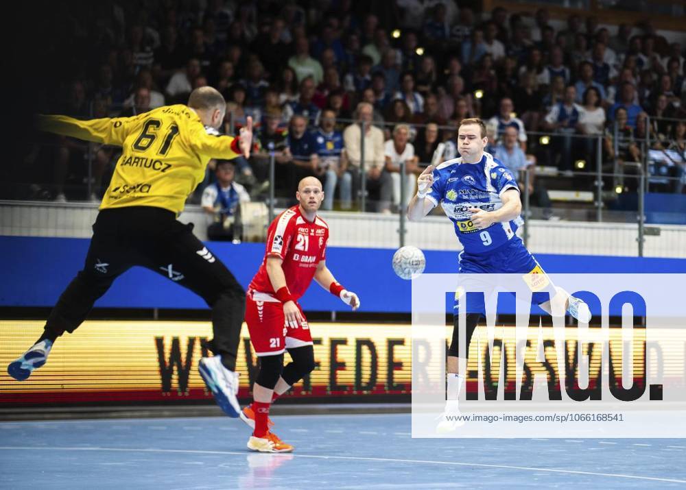 DAIKIN HBL HANDBALL MEN 1 BL 3 GAME DAY THSV EISENACH MT MELSUNGEN p 07 09 2025 Eisenach DAIKIN HBL Handball 1 Bundesliga Men Season 2025 2026 3 Matchday Werner Assmann Halle ThSV Eisenach MT Melsungen in photo Max Beneke 9 ThSV Eisenach in duel with goalkeeper Laszlo Bartucz 61 MT Melsungen Germany Thuringia Eisenach Copyright SaschaxFromm