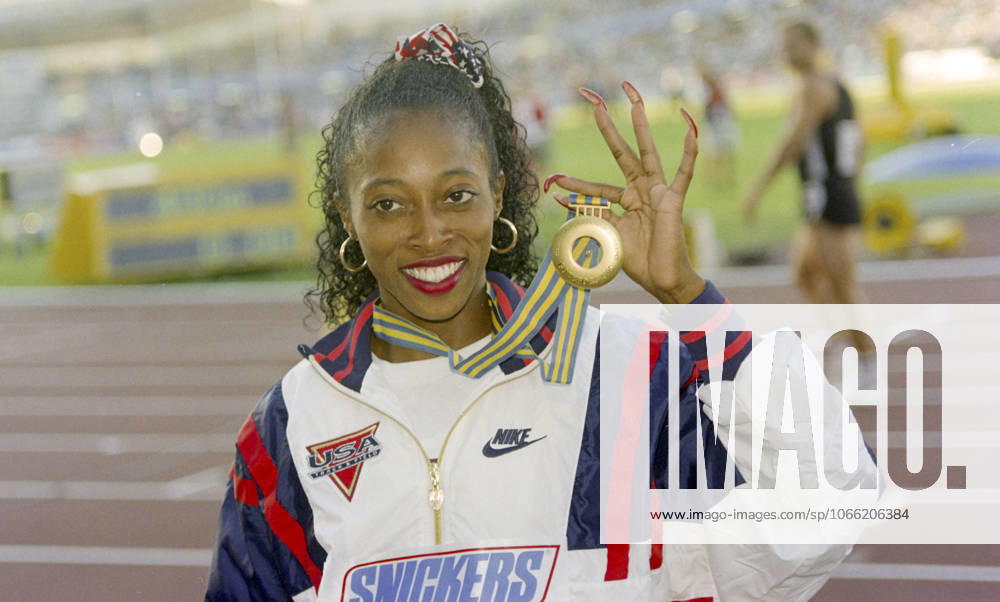 Athletics, World Championships 1995 Gothenburg World Athletics Championships 1995, Gothenburg, Sweden Womens 100 meters hurdles final Gold medalist Gail Devers of USA celebrates with her medal Photo BILDBYRAN M020 05 M020 06 scanx athletics athletics vm vm95 vm1995 vm 1995 vm 95 athletics vm göteborg nya ullevi 1995 world athletics championships 1995 track and field gothenburg sweden bbeng dia august 6 1995