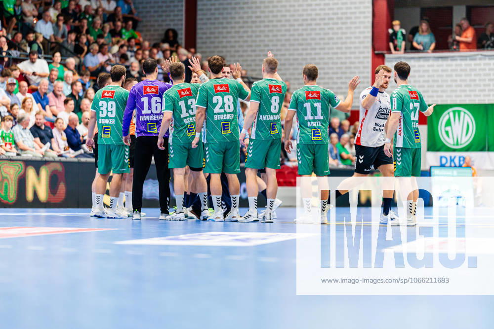 Welcome of the teams GER, GWD Minden vs SG Flensburg Handewitt, Handball, 1 Bundesliga, Matchday 3, Season 2025 2026, 08 09 2025 GER, GWD Minden vs SG Flensburg Handewitt, Handball, 1 Bundesliga, Matchday 3, Season 2025 2026, 08 09 2025 Luebbecke