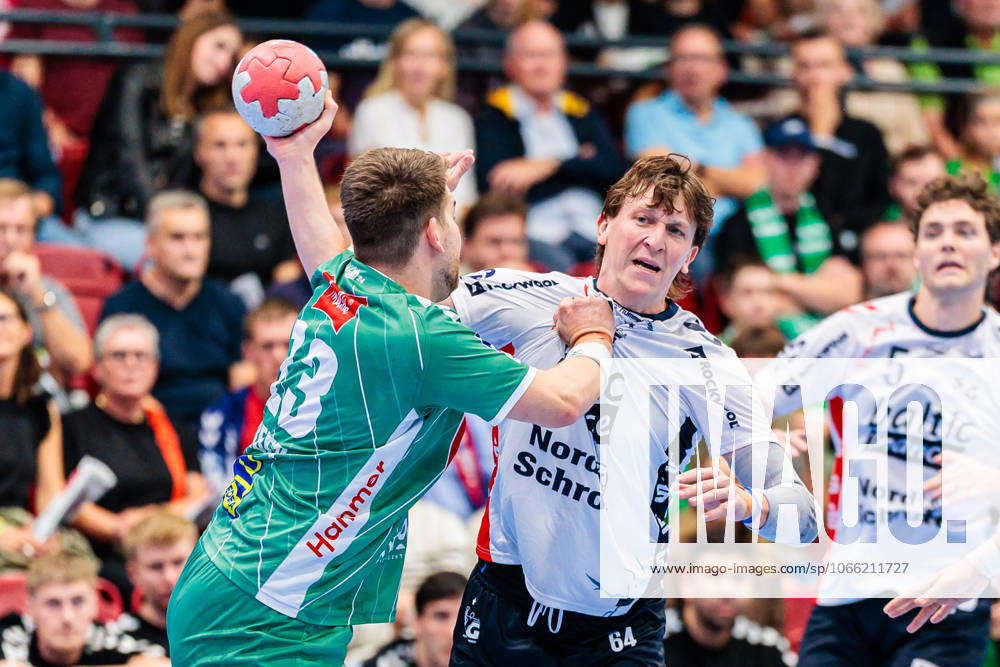 V l Ian Weber GWD Minden, 13 , Lasse Moeller SG Flensburg Handewitt, 64 GER, GWD Minden vs SG Flensburg Handewitt, Handball, 1 Bundesliga, Matchday 3, Season 2025 2026, 08 09 2025 GER, GWD Minden vs SG Flensburg Handewitt, Handball, 1 Bundesliga, Matchday 3, Season 2025 2026, 08 09 2025 Luebbecke