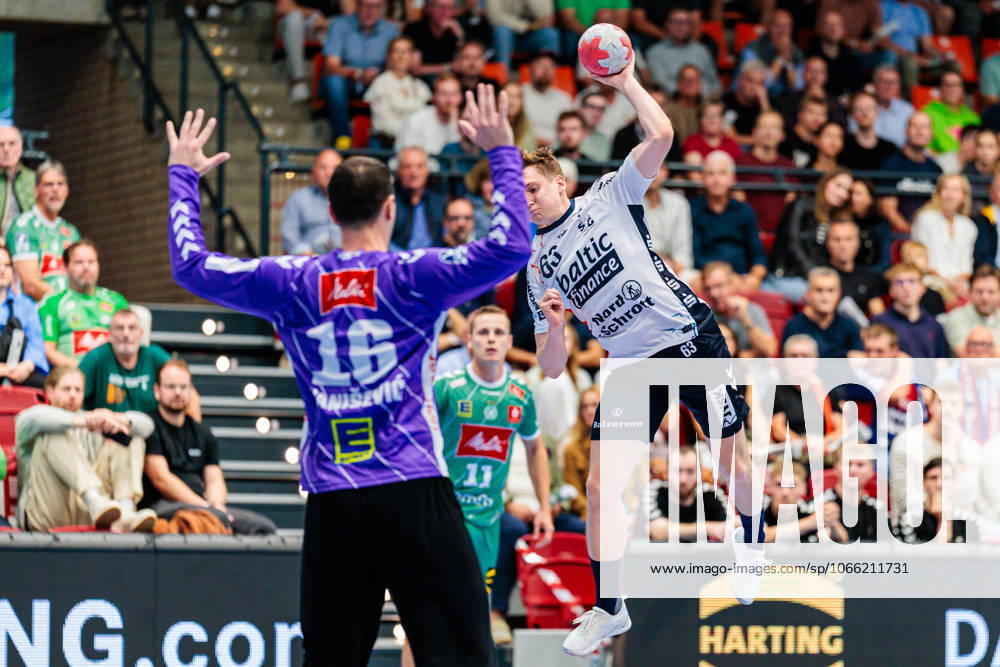 V l Tibor Ivanisevic GWD Minden, 16 , Domen Novak SG Flensburg Handewitt, 63 GER, GWD Minden vs SG Flensburg Handewitt, Handball, 1 Bundesliga, Matchday 3, Season 2025 2026, 08 09 2025 GER, GWD Minden vs SG Flensburg Handewitt, Handball, 1 Bundesliga, Matchday 3, Season 2025 2026, 08 09 2025 Luebbecke