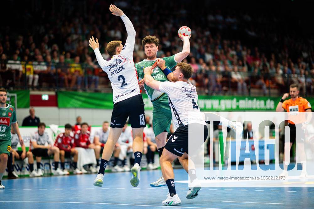 Handball, 2025 2026, 1 Bundesliga, 3 Matchday, GWD Minden SG Flensburg Handewitt L R Simon Pytlick Flensburg , Philipp Vorlicek Minden , Johannes Golla Flensburg