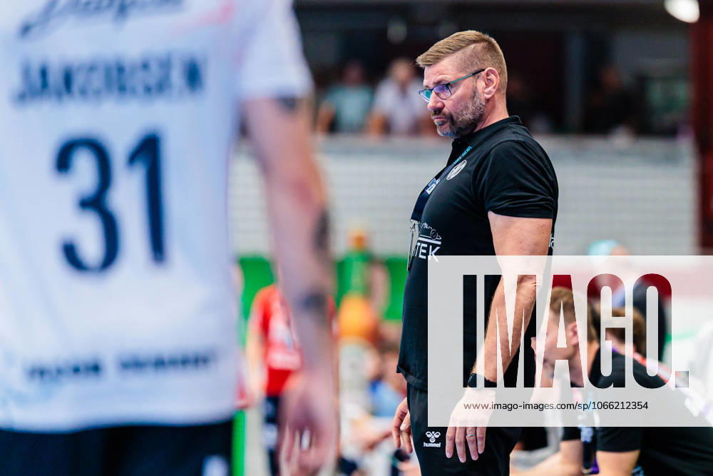 Aaron Ziercke GWD Minden, Coach is disappointed dissatisfied GER, GWD Minden vs SG Flensburg Handewitt, Handball, 1 Bundesliga, Matchday 3, Season 2025 2026, 08 09 2025 GER, GWD Minden vs SG Flensburg Handewitt, Handball, 1 Bundesliga, Matchday 3, Season 2025 2026, 08 09 2025 Luebbecke