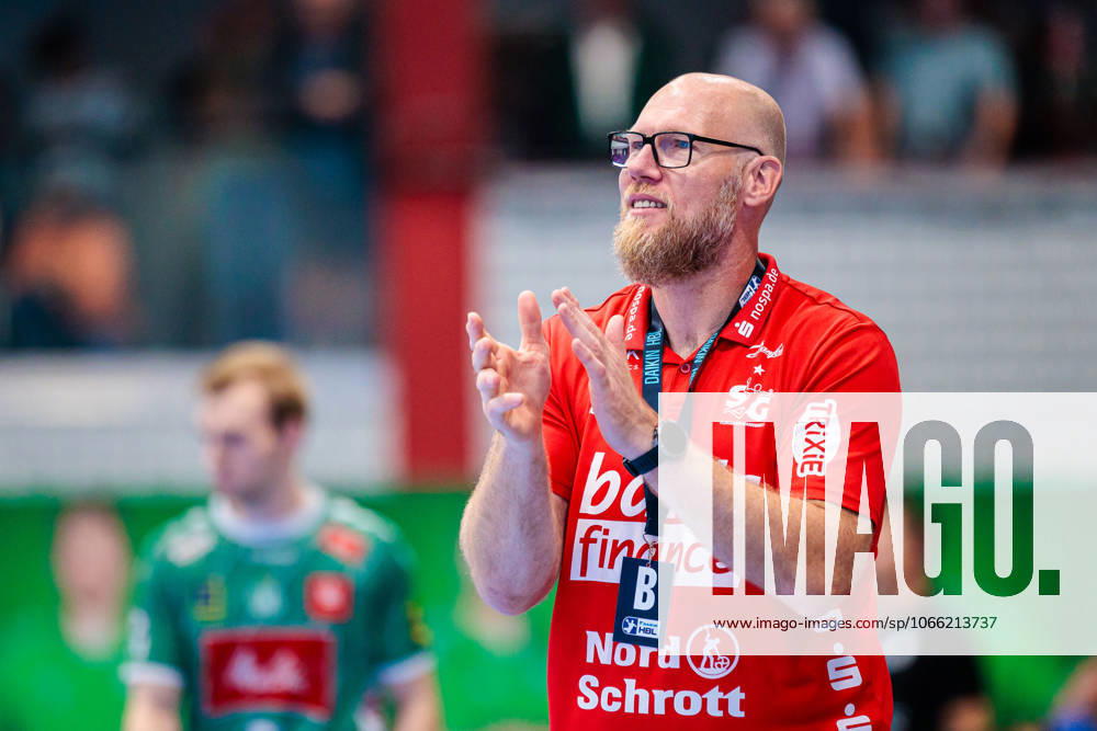 Ales Pajovic SG Flensburg Handewitt, Coach rejoices GER, GWD Minden vs SG Flensburg Handewitt, Handball, 1 Bundesliga, Matchday 3, Season 2025 2026, 08 09 2025 GER, GWD Minden vs SG Flensburg Handewitt, Handball, 1 Bundesliga, Matchday 3, Season 2025 2026, 08 09 2025 Luebbecke