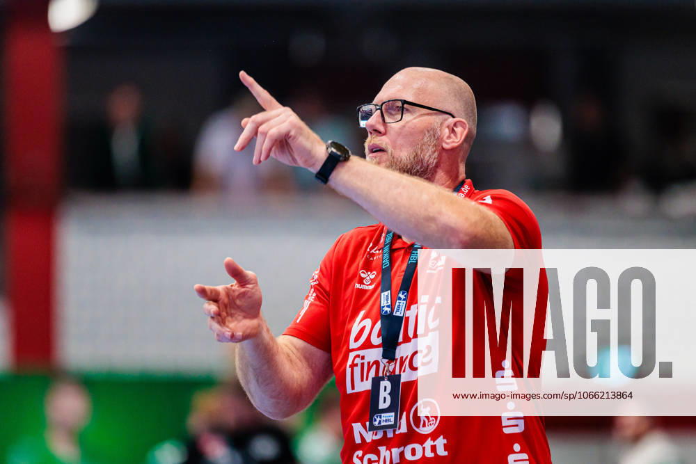 Ales Pajovic (SG Flensburg-Handewitt, Trainer) gestikuliert GER, GWD Minden vs. SG Flensburg-Handewitt, Handball, 1. Bundesliga, 3. Spieltag, Spielzeit 2025 2026, 08.09.2025 GER, GWD Minden vs. SG Flensburg-Handewitt, Handball, 1. Bundesliga, 3. Spieltag, Spielzeit 2025 2026, 08.09.2025 Luebbecke