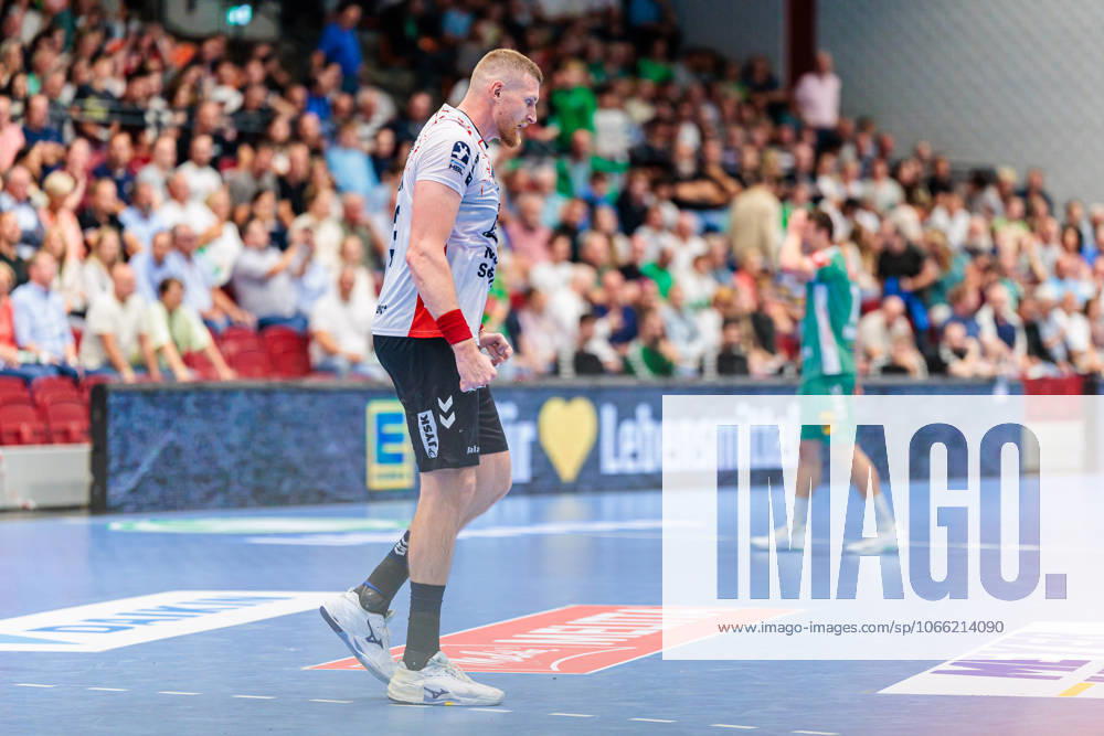 Blaz Blagotinsek SG Flensburg Handewitt, 43 rejoices after 27 40 victory GER, GWD Minden vs SG Flensburg Handewitt, Handball, 1 Bundesliga, Matchday 3, Season 2025 2026, 08 09 2025 GER, GWD Minden vs SG Flensburg Handewitt, Handball, 1 Bundesliga, Matchday 3, Season 2025 2026, 08 09 2025 Luebbecke