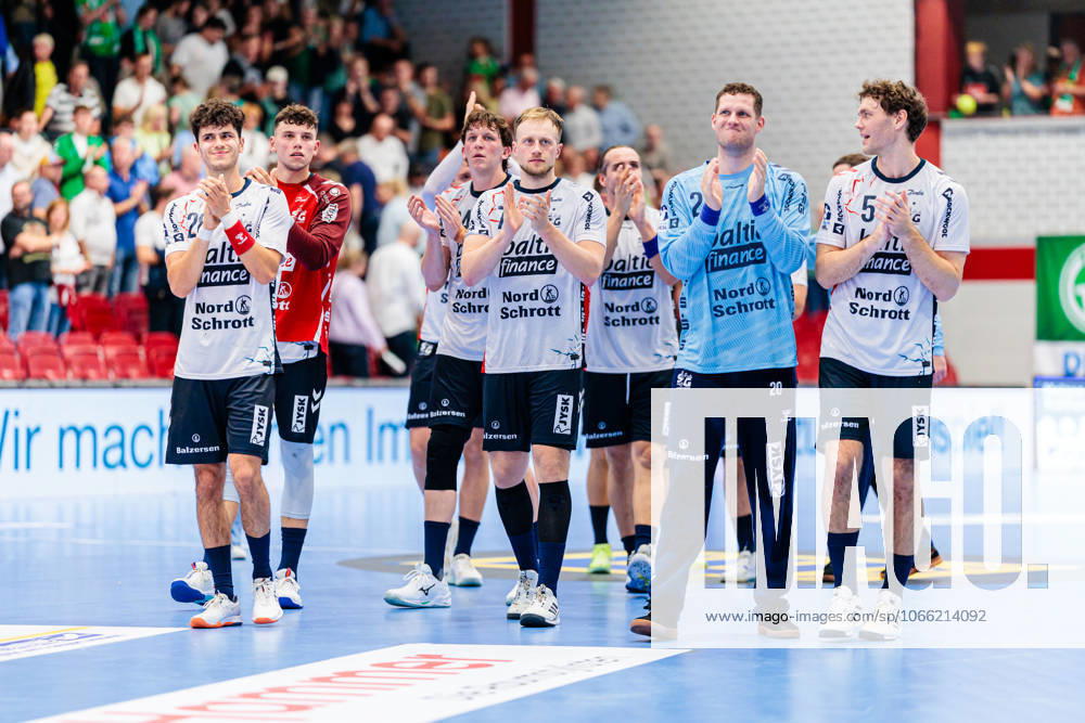 The SG Flensburg Handewitt team celebrates after 27 40 victory GER, GWD Minden vs SG Flensburg Handewitt, Handball, 1 Bundesliga, Matchday 3, Season 2025 2026, 08 09 2025 GER, GWD Minden vs SG Flensburg Handewitt, Handball, 1 Bundesliga, Matchday 3, Season 2025 2026, 08 09 2025 Luebbecke