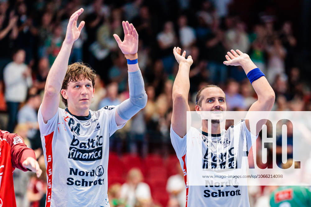 V l Lasse Moeller SG Flensburg Handewitt, 64 , Kent Robin Toennesen SG Flensburg Handewitt, 23 rejoices after 27 40 victory GER, GWD Minden vs SG Flensburg Handewitt, Handball, 1 Bundesliga, Matchday 3, Season 2025 2026, 08 09 2025 GER, GWD Minden vs SG Flensburg Handewitt, Handball, 1 Bundesliga, Matchday 3, Season 2025 2026, 08 09 2025 Luebbecke