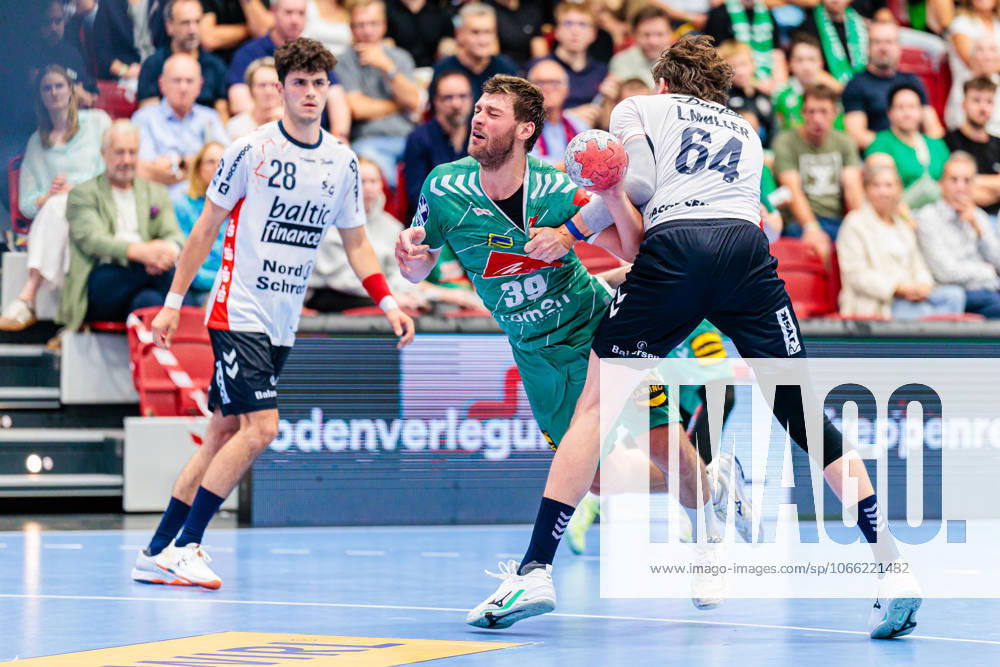 V l Malte Donker GWD Minden, 39 , Lasse Moeller SG Flensburg Handewitt, 64 GER, GWD Minden vs SG Flensburg Handewitt, Handball, 1 Bundesliga, Matchday 3, Season 2025 2026, 08 09 2025 GER, GWD Minden vs SG Flensburg Handewitt, Handball, 1 Bundesliga, Matchday 3, Season 2025 2026, 08 09 2025 Luebbecke