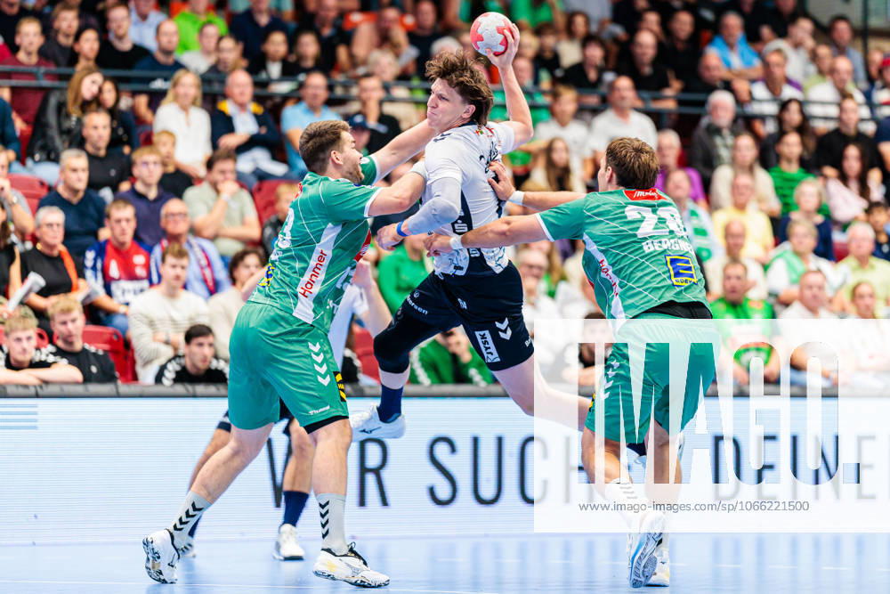 V l Ian Weber GWD Minden, 13 , Lasse Moeller SG Flensburg Handewitt, 64 , Tom Bergner GWD Minden, 28 GER, GWD Minden vs SG Flensburg Handewitt, Handball, 1 Bundesliga, Matchday 3, Season 2025 2026, 08 09 2025 GER, GWD Minden vs SG Flensburg Handewitt, Handball, 1 Bundesliga, Matchday 3, Season 2025 2026, 08 09 2025 Luebbecke