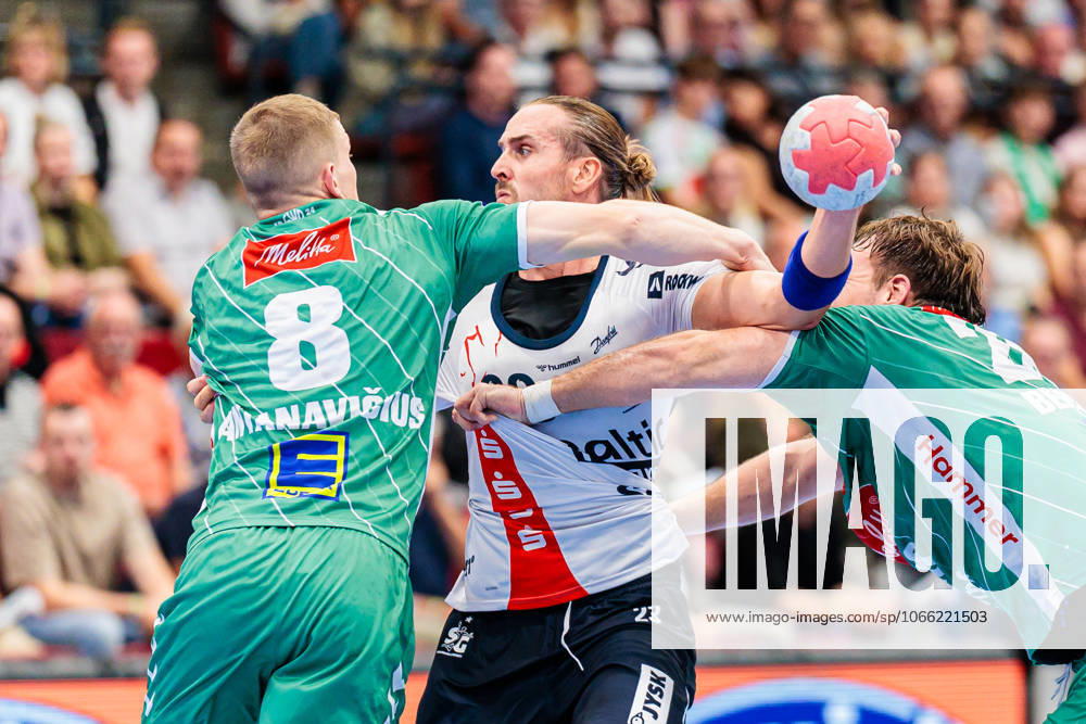 V l Karolis Antanavicius GWD Minden, 08 , Kent Robin Toennesen SG Flensburg Handewitt, 23 , Tom Bergner GWD Minden, 28 GER, GWD Minden vs SG Flensburg Handewitt, Handball, 1 Bundesliga, Matchday 3, Season 2025 2026, 08 09 2025 GER, GWD Minden vs SG Flensburg Handewitt, Handball, 1 Bundesliga, Matchday 3, Season 2025 2026, 08 09 2025 Luebbecke