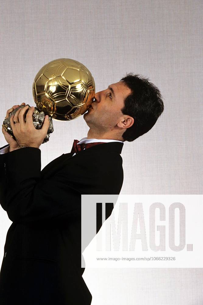 Soccer - Archives - France Football Ballon DOr winners historical Paris, France, December 19, 1994 Bulgarian national soccer player Hristo Stoichkov poses for a studio portrait with the 1994 Ballon dOr trophy, award of the best player of the year PRESSE SPORTS Nicolas Luttiau PARIS FRANCE GermanyxJapanxUKxFrancexBelgiumxOUT