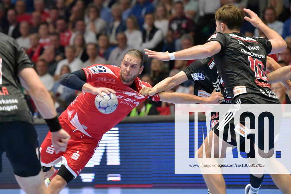 Olle Forsell Schefvert MT Melsungen 25 on the ball , Florian Scheerer HC Erlangen 10 R , GER, MT Melsungen HC Erlangen, Handball, 1 Bundesliga, Matchday 4, Season 2025 2026, 12 09 2025, GER, MT Melsungen HC Erlangen, Handball, 1 Bundesliga, Matchday 4, Season 2025 2026, 12 09 2025 Kassel