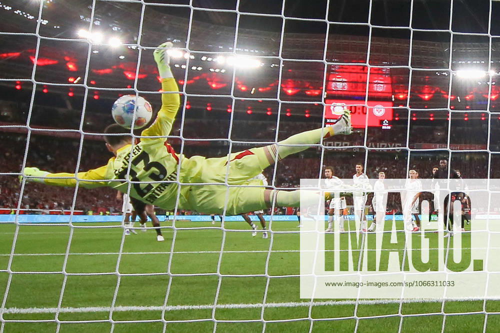 1 Bundesliga Bayer 04 Leverkusen Eintracht Frankfurt on 12 09 2025 at BayArena in Leverkusen Alejandro Grimaldo Leverkusen 20 scores against goalkeeper Michael Zetterer Frankfurt 23 to make it 1 - 0 MH