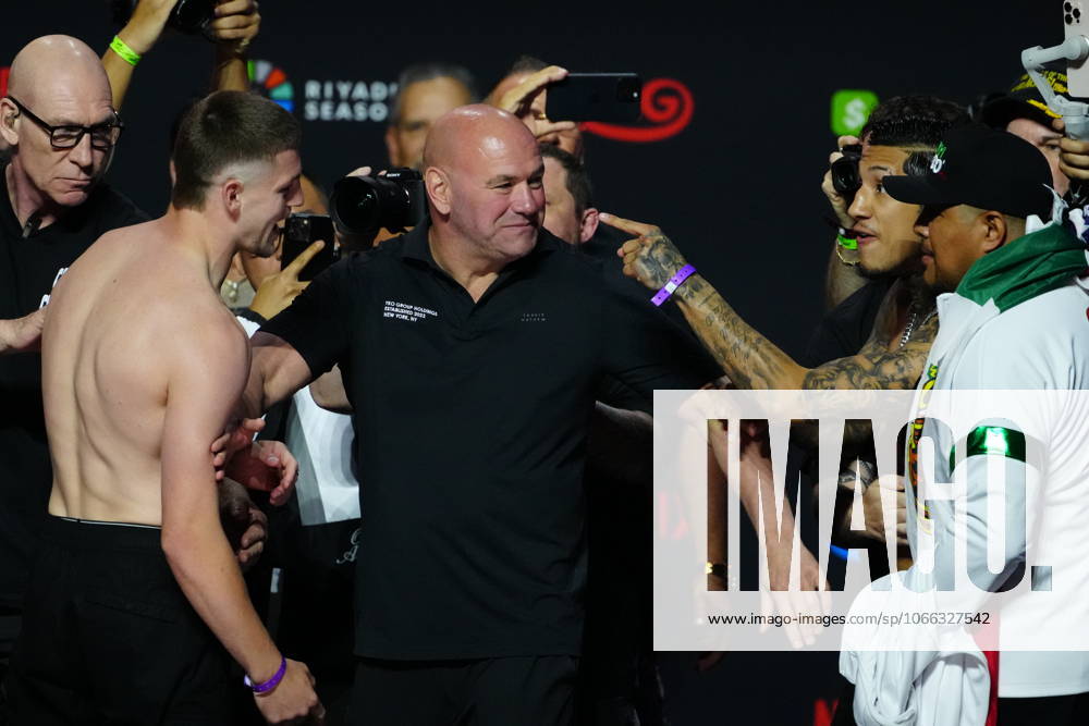 Las Vegas, Nv, Las Vegas, Nv, United States: Callum Walsh and Fernando Vargas Jr. face-off at T-Mobile Arena for Canelo vs Crawford on September 12, 2025 in Las Vegas, NV, United States. ( PxImages) Las Vegas, Nv United States - ZUMAp175 20250912_zsa_p175_078