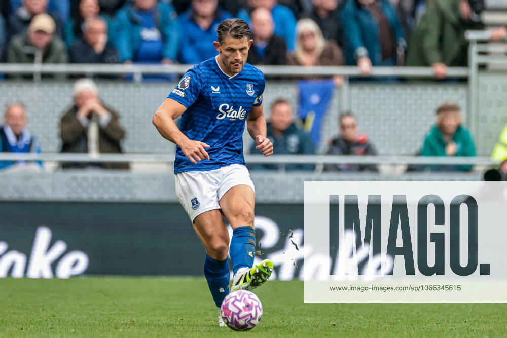 Premier League Everton v Aston Villa James Tarkowski of Everton with ball at his feet during the Premier League match Everton vs Aston Villa at Hill Dickinson Stadium, Liverpool, United Kingdom, 13th September 2025 (Photo by Mark Cosgrove News Images) Liverpool Hill Dickinson Stadium Merseyside United Kingdom