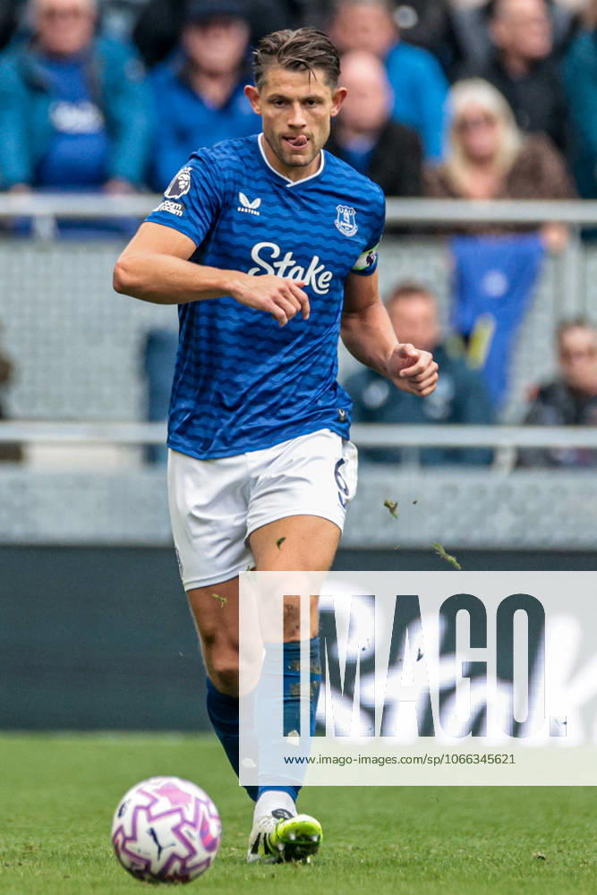 Premier League Everton v Aston Villa James Tarkowski of Everton with ball at his feet during the Premier League match Everton vs Aston Villa at Hill Dickinson Stadium, Liverpool, United Kingdom, 13th September 2025 (Photo by Mark Cosgrove News Images) Liverpool Hill Dickinson Stadium Merseyside United Kingdom