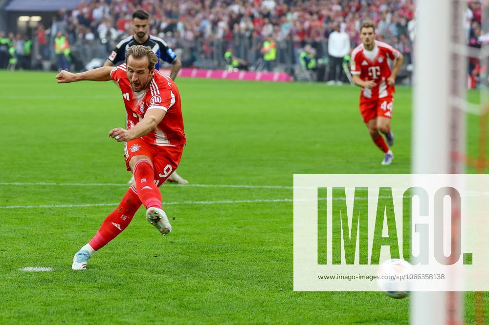 Harry Kane 9 FC Bayern Muenchen scores from the penalty spot to make it 3 0, FC Bayern Muenchen vs Hamburger SV, Fußball, 3 Bundesliga, 3 Spieltag, 13 09 2025 DFB regulations prohibit any use of photographs as image sequences and or quasi video Muenchen Bayern Germany