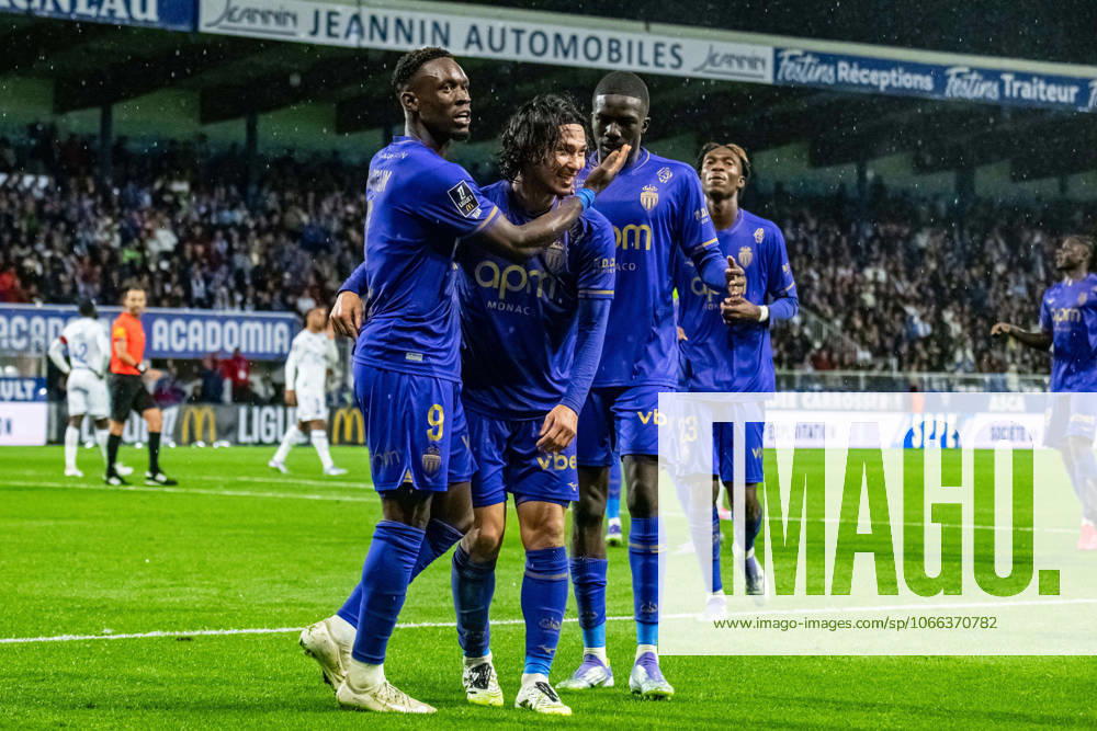 Joie des joueurs de lAS Monaco apràs le but de Takumi Minamino (AS Monaco)