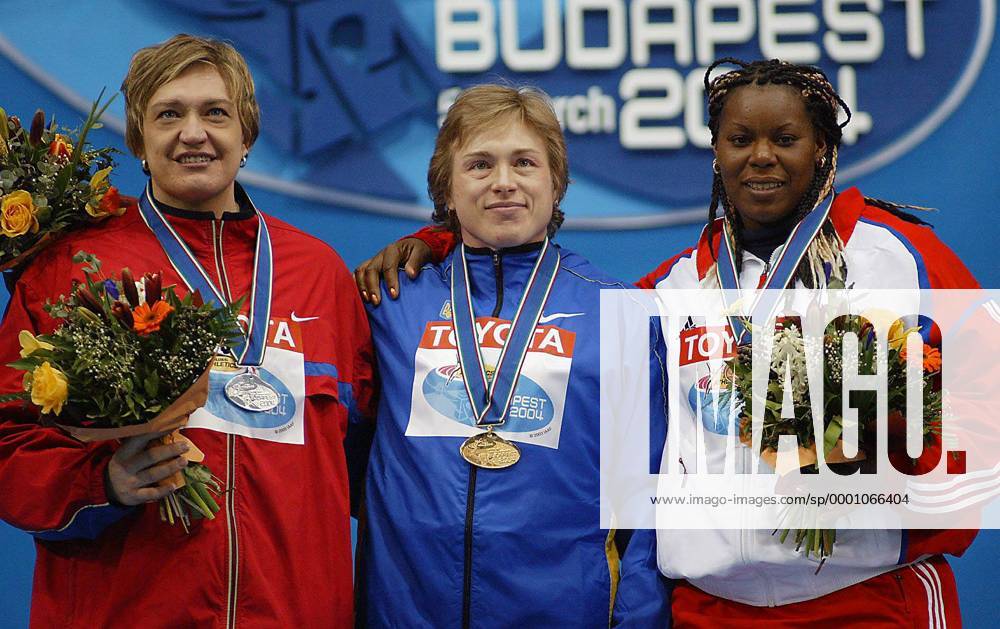Weltmeisterin Vita Pavlysh (Ukraine, Mitte), Svetlana Krivelyova (Rußland) und Yumileidi Cumba (Kuba) - Siegerehrung Leichtathletik WM Damen 10. IAAF Hallen-Weltmeisterschaft 2004, Hallenweltmeisterschaft, Halle, Indoor Gruppe Kriwelyowa, Wita, Pawlysh, Pavlysch, Pawlysch Budapest, Pavlish, Pawlish, Pavlisch, Pawlisch
