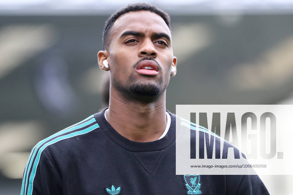 Alexander Isak (9 Liverpool) arrives before the Premier League match between Burnley and Liverpool at Turf Moor in Burnley, England on September 14th 2025.
