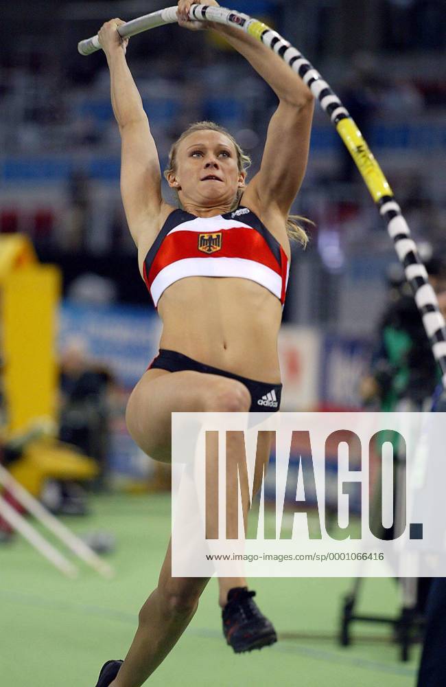 Nastja Ryshich (Deutschland) - Absprung Leichtathletik WM Damen 10. IAAF Hallen-Weltmeisterschaft 2004, Hallenweltmeisterschaft, Halle, Indoor, Nationaltrikot Einzelbild Budapest Dynamik,