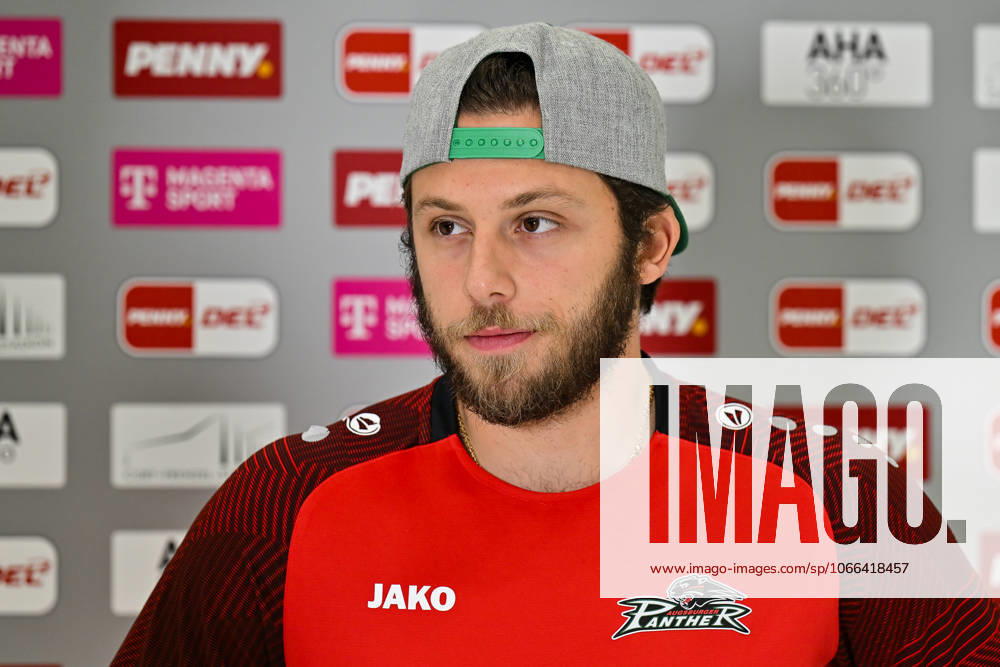 Penny DEL Augsburger Panther Adler Mannheim, 14 09 2025 In the picture Riley DAMIANI Augsburger Panther 19 being interviewed by MagentaSport before the game in Augsburg Single photo cropped DEL Augsburger Panther Adler Mannheim Curt Frenzel Stadion on 14 09 2025