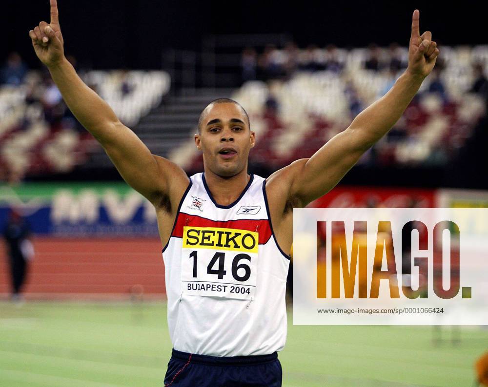 Weltmeister Jason Gardener (Großbritannien) - Siegesjubel Leichtathletik WM Herren 10. IAAF Hallen-Weltmeisterschaft 2004, Hallenweltmeisterschaft, Halle, Indoor, Nationaltrikot Einzelbild Budapest Freude,