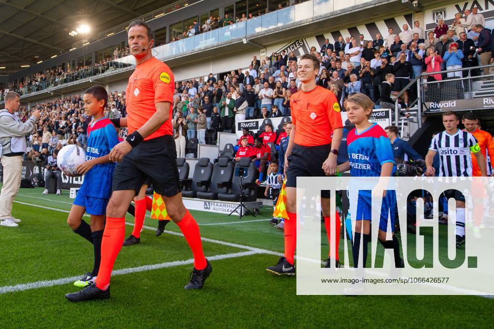 , Stadium Asito , season 2025 2026 , Dutch Eredivisie football , match between Heracles Almelo and AZ , picture shows Referee Bas Nijhuis Heracles - AZ x31013821x