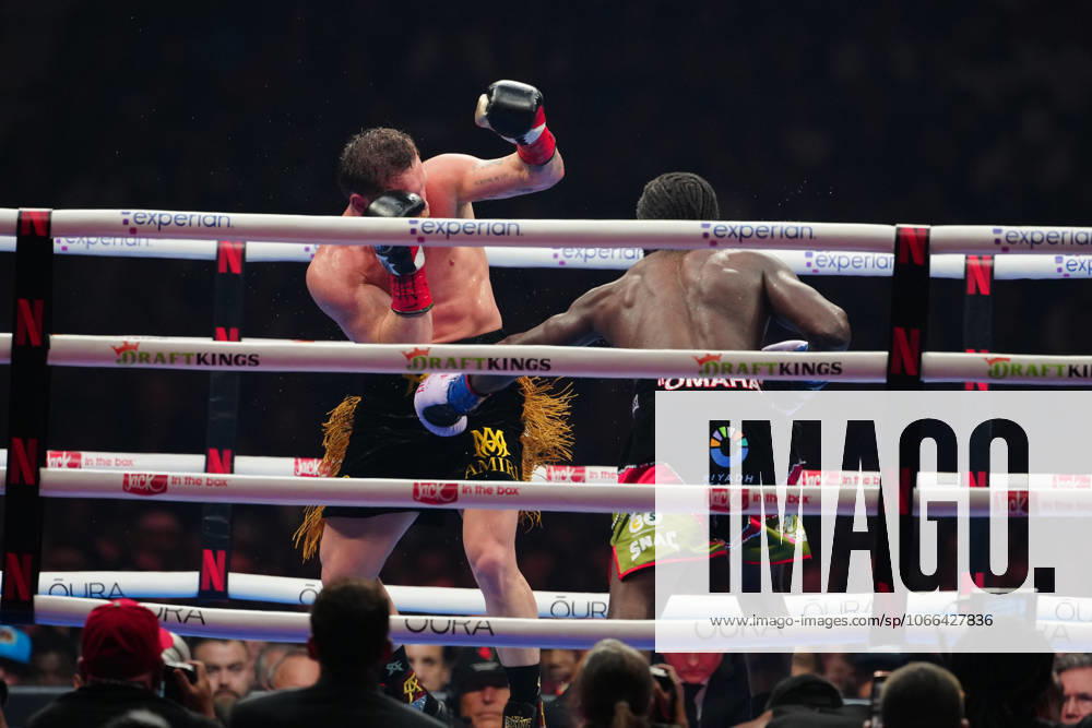 Las Vegas, Nv, Las Vegas, Nv, United States: (R-L) Terence Crawford punches Canelo Alvarez during their 10-round Undisputed & Ring Magazine Super Middleweight Championship bout at Allegiant Stadium for Canelo vs Crawford on September 13, 2025 in Las Vegas, NV, United States. ( PxImages) Las Vegas, Nv United States - ZUMAp175 20250913_zsa_p175_155