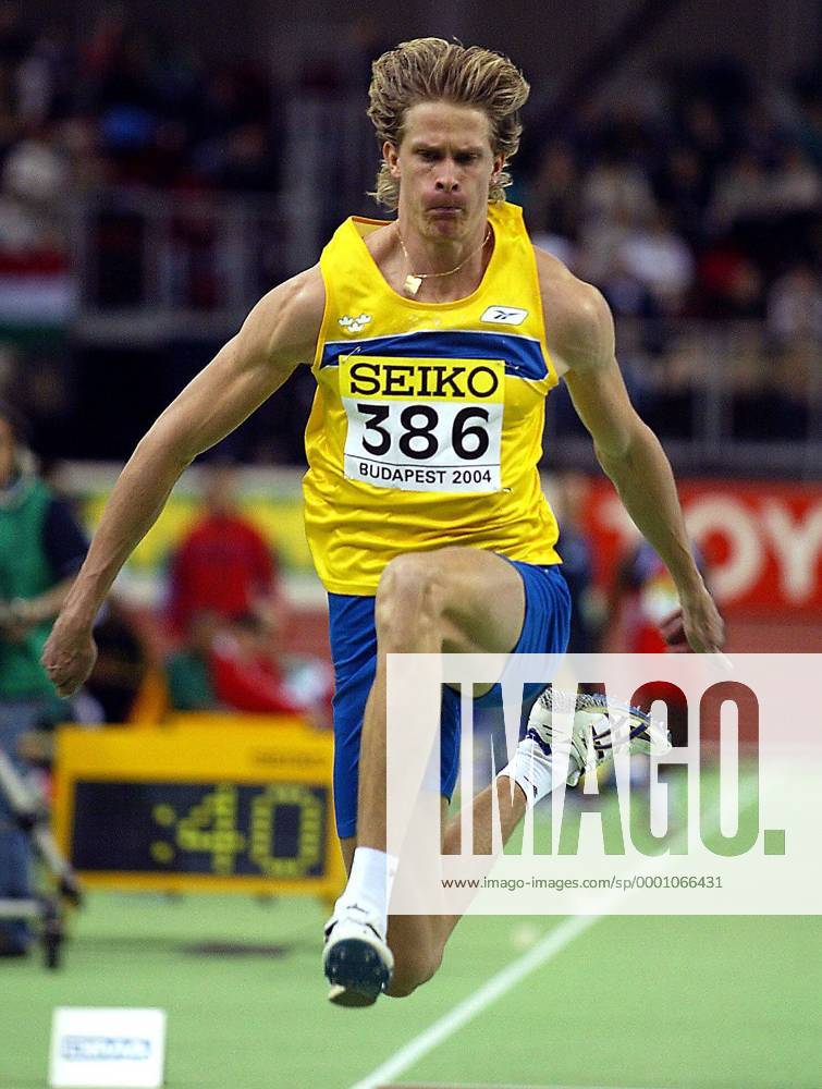 Christian Olsson (Schweden) - Flugphase Leichtathletik WM Herren 10. IAAF Hallen-Weltmeisterschaft 2004, Hallenweltmeisterschaft, Halle, Indoor, Nationaltrikot Einzelbild Budapest Dynamik,