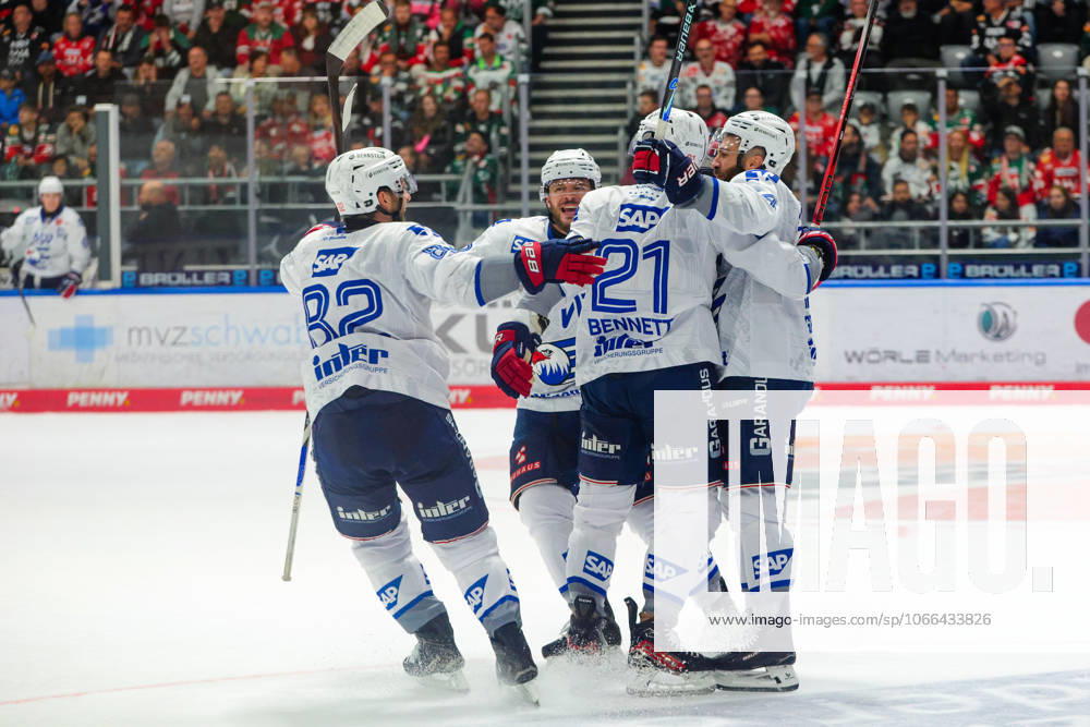 Team Adler Mannheim goal for 3 4 at the match between Augsburger Panther v Adler Mannheim, Ice Hockey, Men, Penny DEL, 2025 2026, 2 Matchday on 14 09 2025 in Augsburg, Curt Frenzel Stadion Bayern Germany