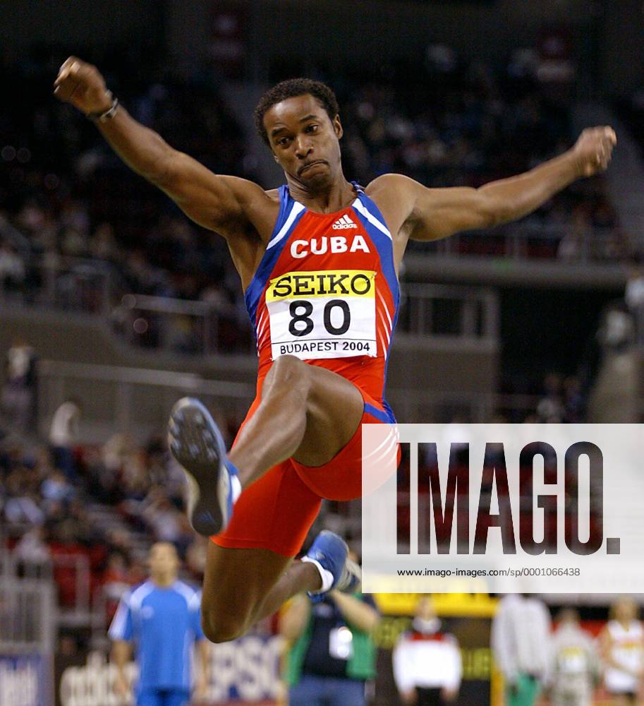Ivan Pedroso (Kuba) - Flugphase Leichtathletik WM Herren 10. IAAF Hallen-Weltmeisterschaft 2004, Hallenweltmeisterschaft, Halle, Indoor, Nationaltrikot Einzelbild Budapest Dynamik,
