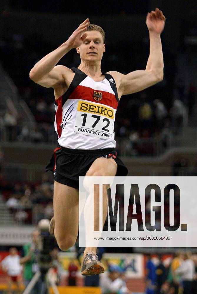 Nils Winter (Deutschland) - Flugphase Leichtathletik WM Herren 10. IAAF Hallen-Weltmeisterschaft 2004, Hallenweltmeisterschaft, Halle, Indoor, Nationaltrikot Einzelbild Budapest Dynamik,