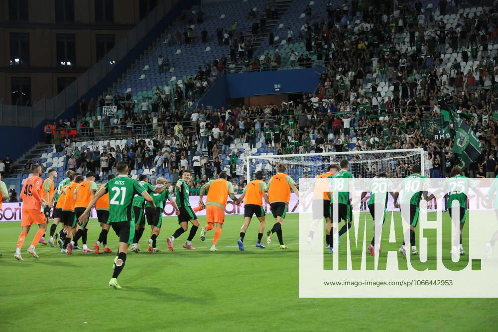 Sassuolo players greet the supporters at the end of the Serie A Unilive soccer match between U.S Sassuolo and S.S. Lazio at Mapei stadium, Reggio Emilia, northern Italy, Monday, September 14, 2025. - Soccer - (Photo Michele Nucci - LaPresse)
