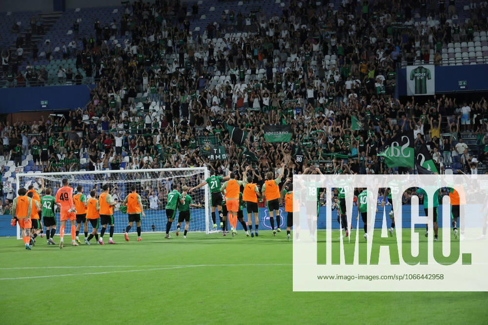 Sassuolo players greet the supporters at the end of the Serie A Unilive soccer match between U.S Sassuolo and S.S. Lazio at Mapei stadium, Reggio Emilia, northern Italy, Monday, September 14, 2025. - Soccer - (Photo Michele Nucci - LaPresse)