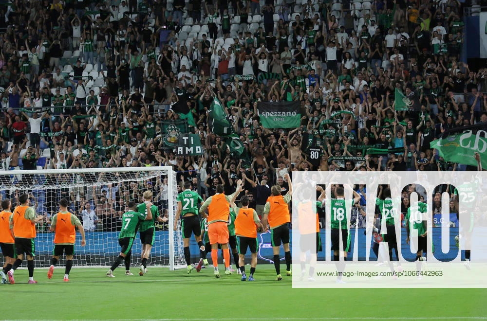 Sassuolo players greet the supporters at the end of the Serie A Unilive soccer match between U.S Sassuolo and S.S. Lazio at Mapei stadium, Reggio Emilia, northern Italy, Monday, September 14, 2025. - Soccer - (Photo Michele Nucci - LaPresse)