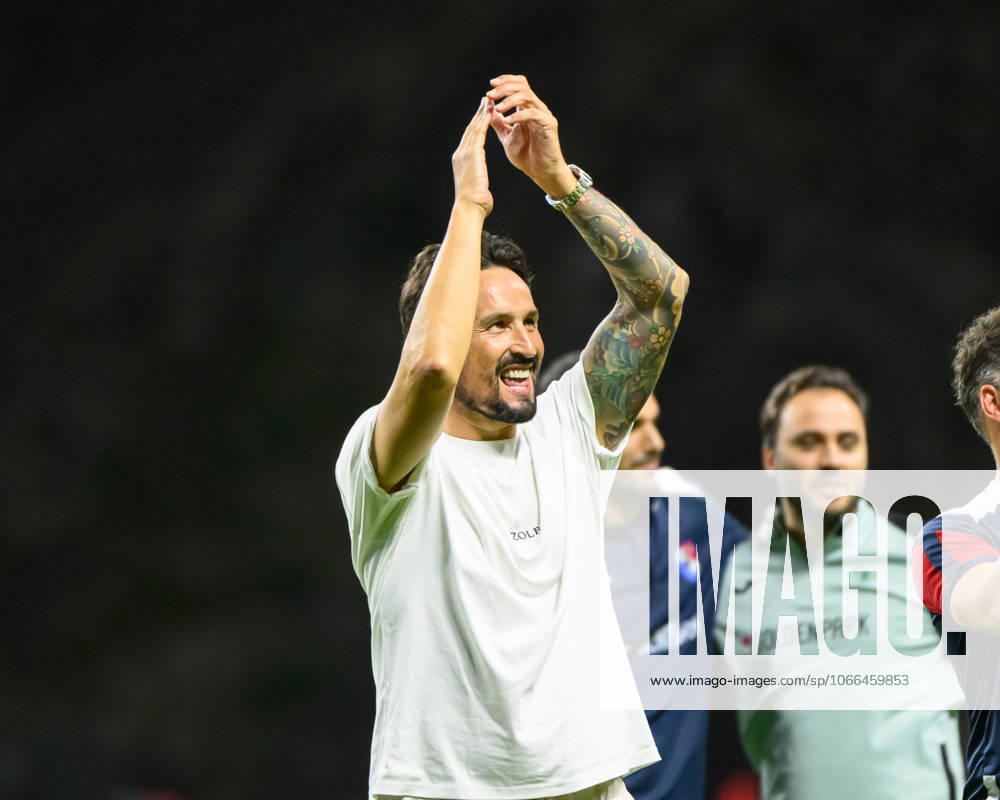 CESAR PEIXOTO head coach of Gil Vicente FC thanking the fans support during the Liga Portugal Betclic 2025 26 match between SC Braga and Gil Vicente FC, on September 14, 2025 at Estadio Municipal de Braga, Braga, Portugal Braga Portugal - ZUMAl192 20250914_zsp_l192_071