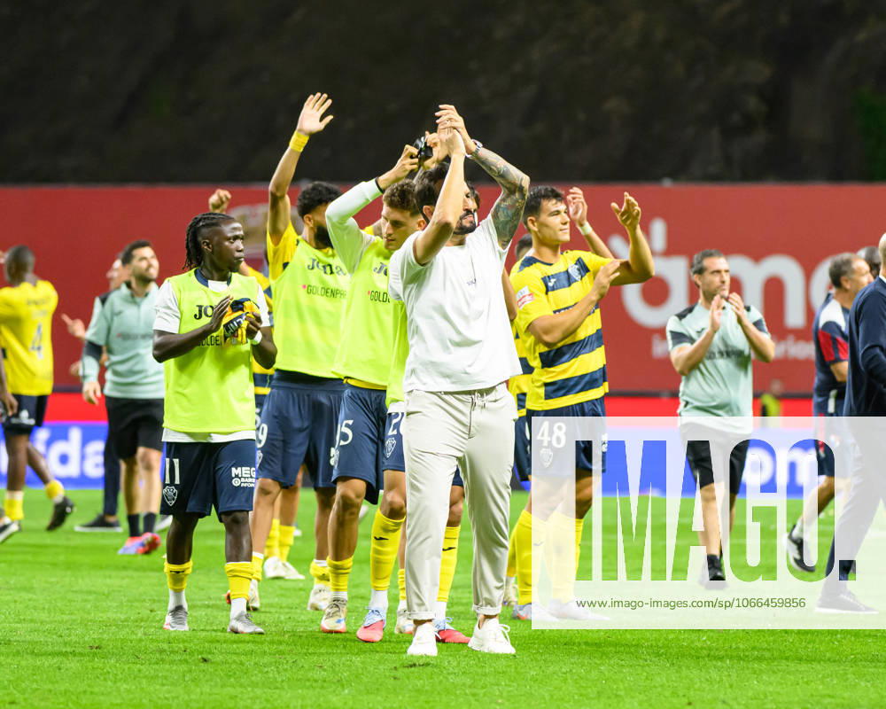 CESAR PEIXOTO head coach of Gil Vicente FC thanking the fans support during the Liga Portugal Betclic 2025 26 match between SC Braga and Gil Vicente FC, on September 14, 2025 at Estadio Municipal de Braga, Braga, Portugal Braga Portugal - ZUMAl192 20250914_zsp_l192_075