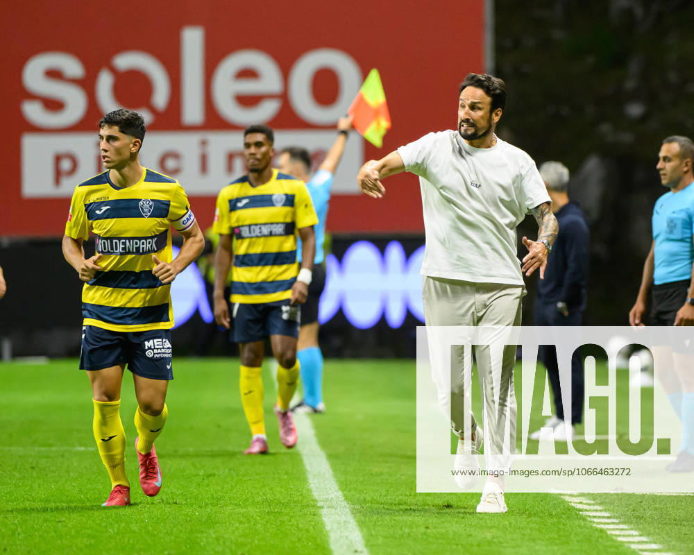 CESAR PEIXOTO head coach of Gil Vicente FC seen reacting during the Liga Portugal Betclic 2025 26 match between SC Braga and Gil Vicente FC, on September 14, 2025 at Estadio Municipal de Braga, Braga, Portugal Braga Portugal - ZUMAl192 20250914_zsp_l192_046