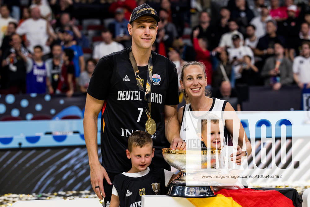 FIBA EuroBasket 2025 Gold Turkey Germany 14 09 2025 Johannes Voigtmann Germany, 7 with wife Amrei and the children FIBA EuroBasket 2025 Gold Turkey Germany Riga, Arena Riga on 14 09 2025