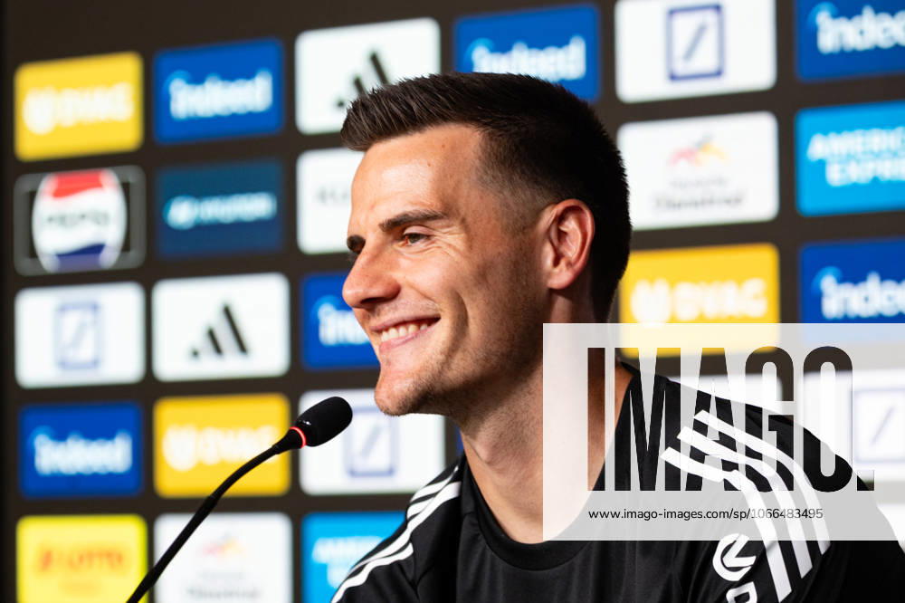 2025 09 15 Football 1 Bundesliga Press conference to introduce Michael Zetterer v l , Goalkeeper Michael Zetterer Eintracht Frankfurt in conversation with journalists