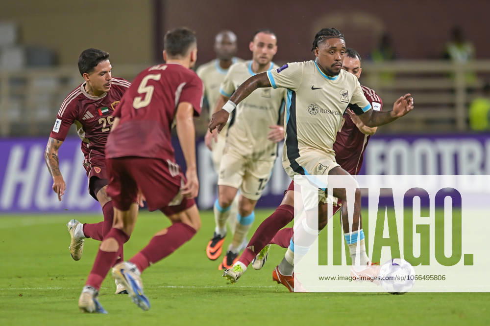 Al-Ittihad v Al-Wehda - AFC Champions League ABU DHABI, UNITED ARAB EMIRATES - SEPTEMBER 15: Steven Bergwijn (R) of Al Wehda in action during the Asian Champions League (AFC) match between Al-Ittihad and Al-Wehda at the Al Nahyan Stadium in Abu Dhabi, United Arab Emirates, on September 15, 2025. Waleed Zein Anadolu Abu Dhabi United Arab Emirates. Editorial use only. Please get in touch for any other usage.