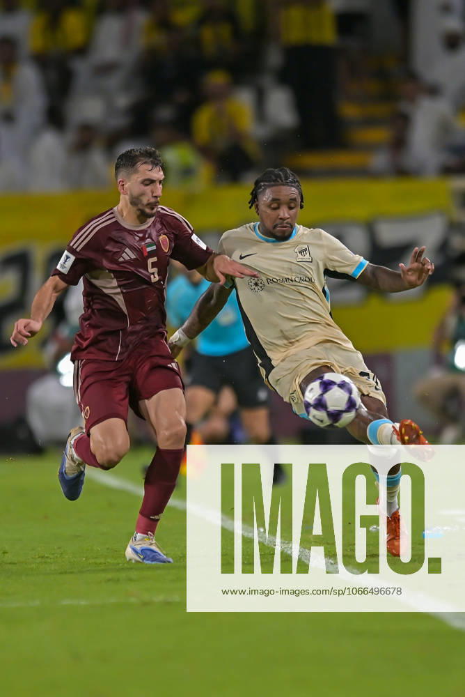 Al-Ittihad v Al-Wehda - AFC Champions League ABU DHABI, UNITED ARAB EMIRATES - SEPTEMBER 15: Steven Bergwijn (R) of Al-Ittihad in action during the Asian Champions League (AFC) match between Al-Ittihad and Al-Wehda at the Al Nahyan Stadium in Abu Dhabi, United Arab Emirates, on September 15, 2025. Waleed Zein Anadolu Abu Dhabi United Arab Emirates. Editorial use only. Please get in touch for any other usage.