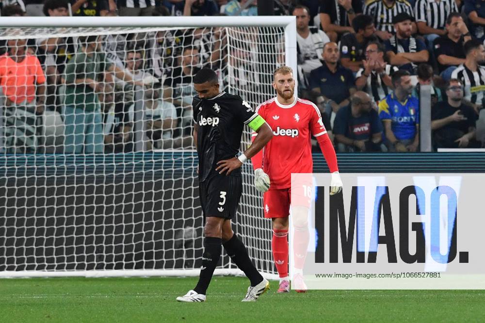 Foto IPP Massimo Rana Torino 16-09-2025 Calcio Champions League 2025 2026 Juventus-Borussia Dortmund 4-4 nella foto la delusione di gleison bremer e del portiere Michele Di Gregorio Italy Photo Press - World Copyright italy ITALY