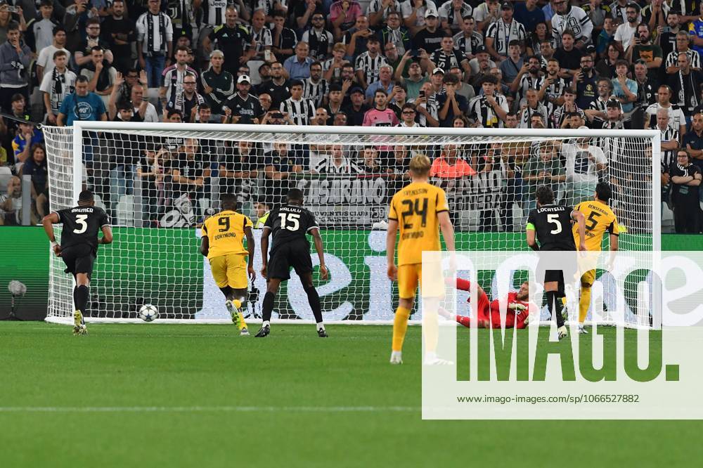 Foto IPP Massimo Rana Torino 16-09-2025 Calcio Champions League 2025 2026 Juventus-Borussia Dortmund 4-4 nella foto il gol su calcio di rigore realizzato da Ramy Bensebaini per il momentaneo 2 a 4 del Borussia Italy Photo Press - World Copyright italy ITALY