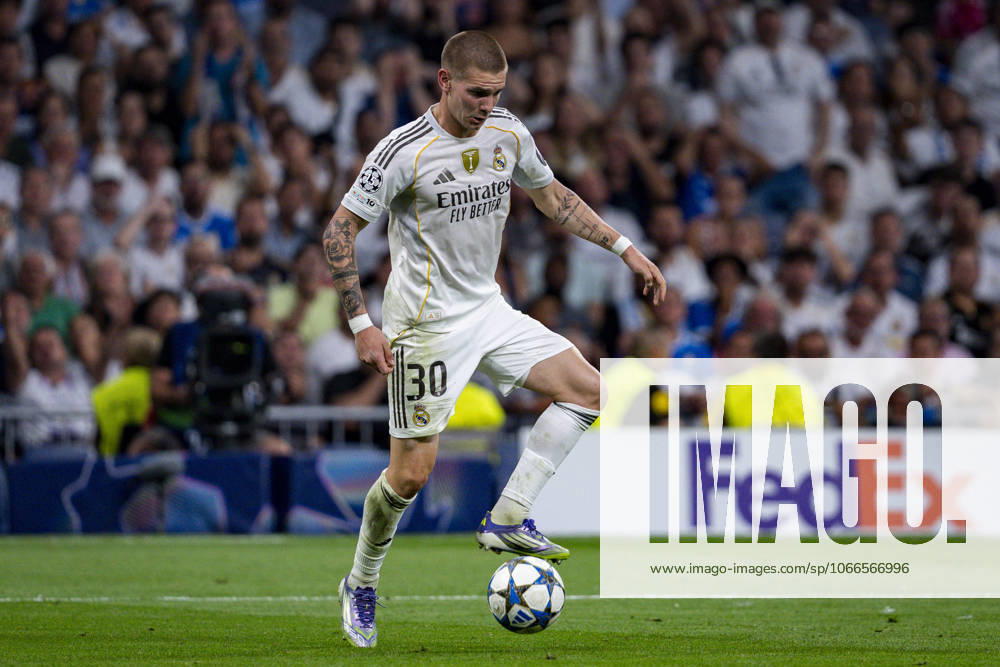 Real Madrid CF v Olympique de Marseille - UEFA Champions League 2025 26 League Phase MD1 Franco Mastantuono of Real Madrid is in action with the ball during the UEFA Champions League 2025 26 League Phase MD1 match between Real Madrid C.F. and Olympique de Marseille at Estadio Santiago Bernabeu on September 16, 2025 in Madrid, Spain. Madrid Estadio Santiago Bernabeu Madrid Spain