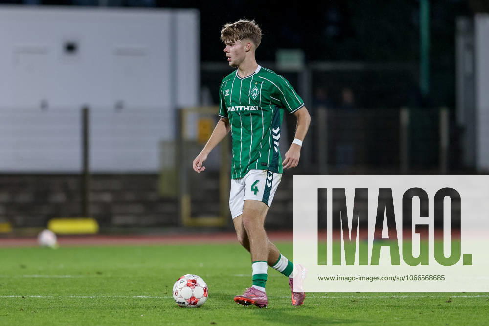 Mick Schmetgens SV Werder Bremen II, 4 on the ball, cropped, single image, full body, action, action scene, 17 09 2025, Bremen Germany , Football, Regionalliga Nord, SV Werder Bremen II FC Eintracht Norderstedt